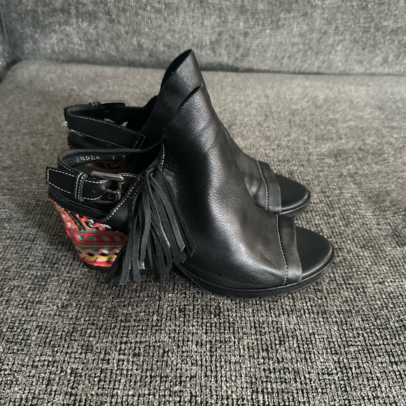 Beautiful & Fun Donald J Pliner black size 7 leather sandals with fun heels - Picture 3 of 7